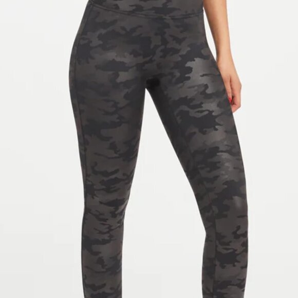 $98 Spanx Faux Leather Camo Leggings XS Black on gray - Picture 12 of 12